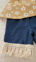 Load image into Gallery viewer, Lucy Flowers Top with Retro Jeans