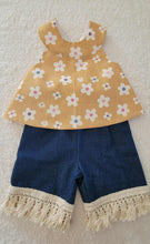 Load image into Gallery viewer, Lucy Flowers Top with Retro Jeans
