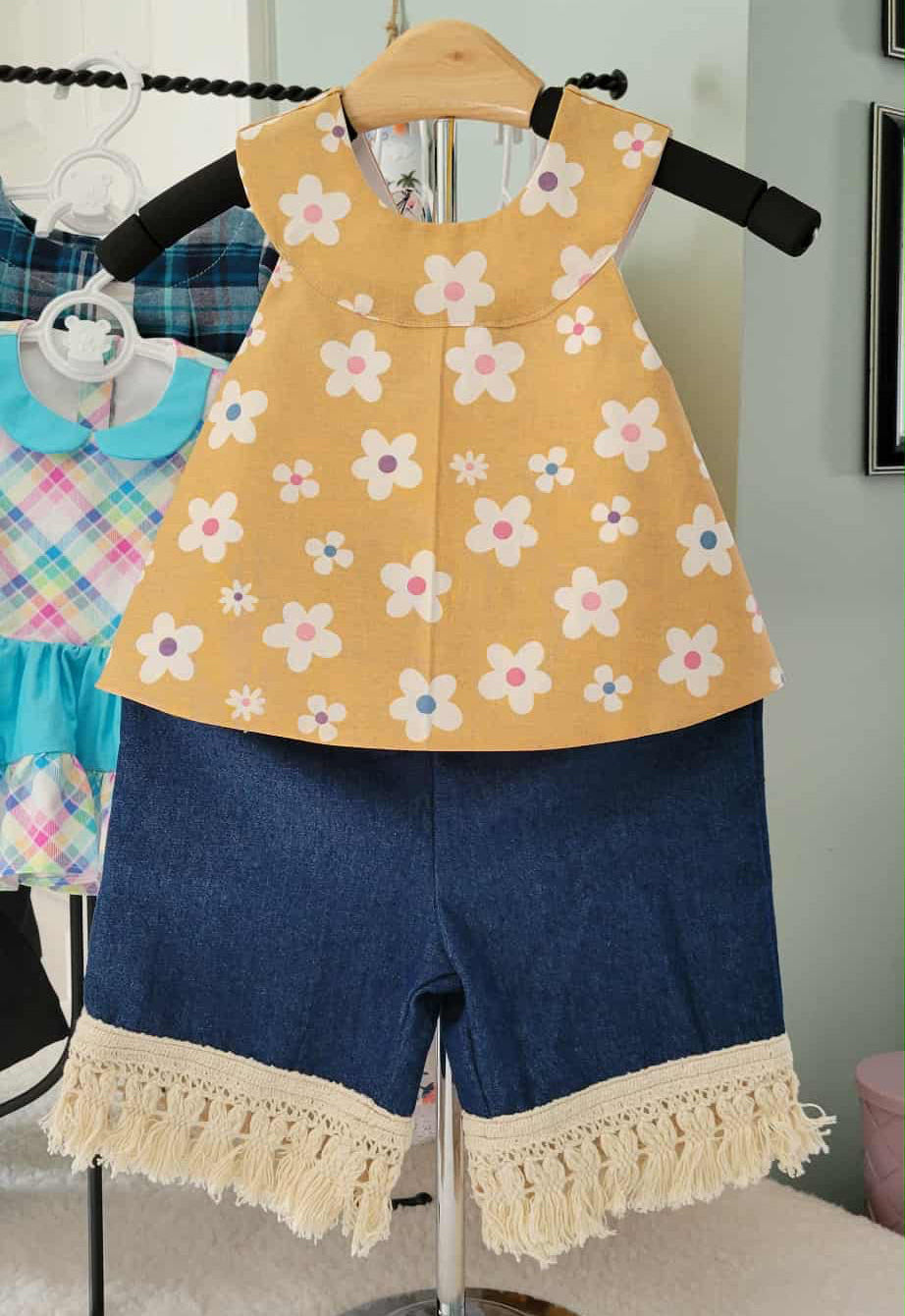 Lucy Flowers Top with Retro Jeans