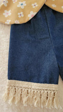 Load image into Gallery viewer, Lucy Flowers Top with Retro Jeans
