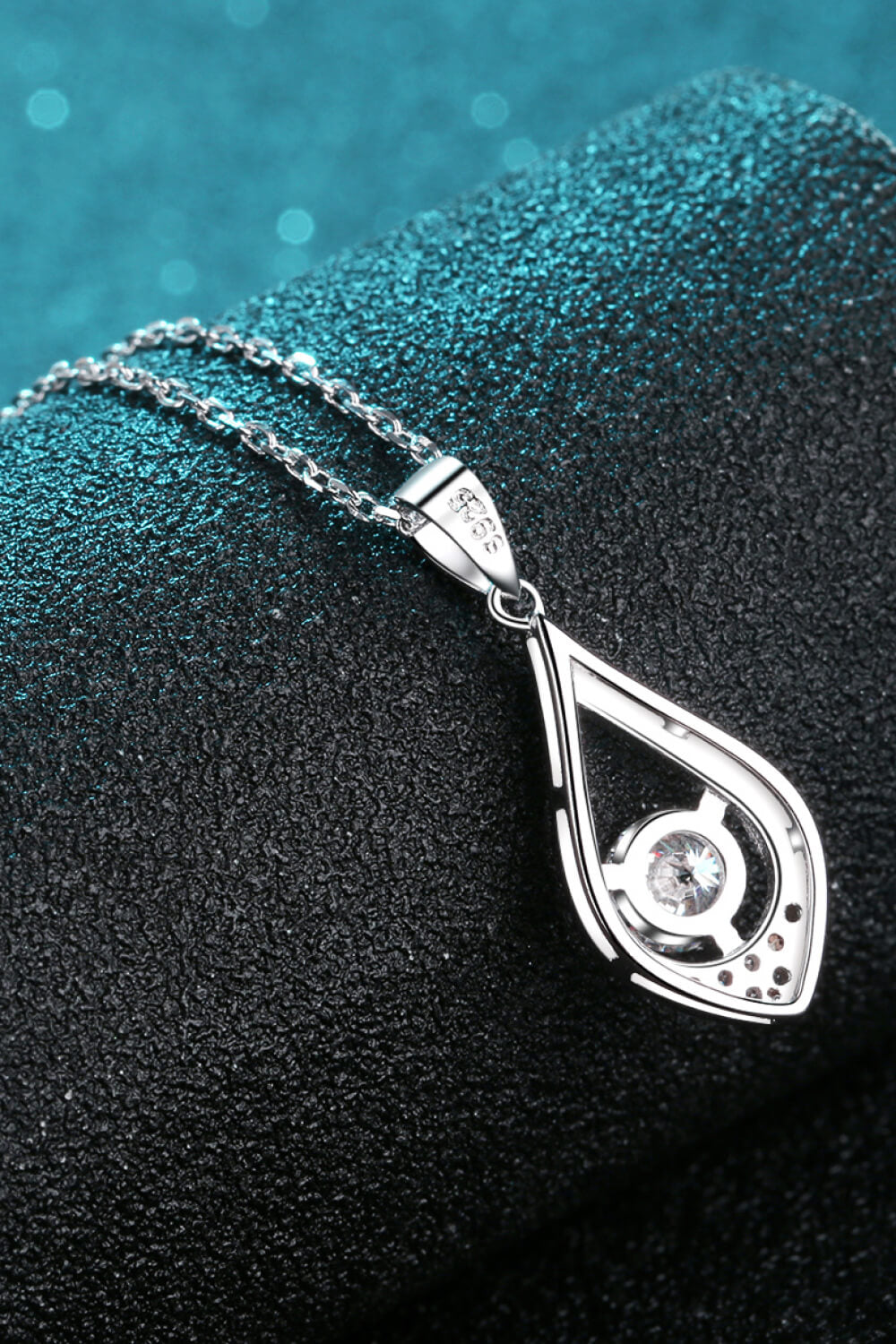 Amari Pendant Necklace